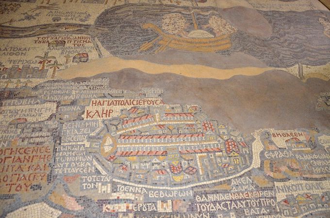 Il mosaico pavimentale che riproduce una vecchia mappa della Terra Santa. Opera di origine bizantina, riemersa durante la costruzione della Chiesa di San Giorgio a Madaba (circa 40 km da Amman)