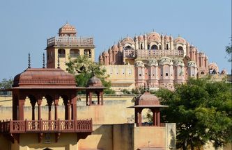 il Palazzo dei Venti, sullo sfondo, visto dall’interno del City Palace (Jaipur)