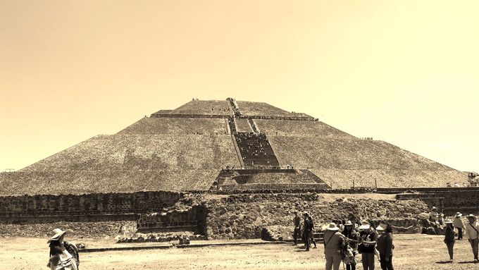 Maestosa, la Piramide del Sol domina l'intera vallata. Si può raggiungere la cima salendo i suoi 243 scalini