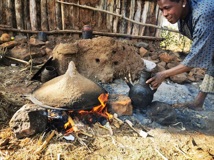 la preparazione dell'injera in un villaggio rurale 